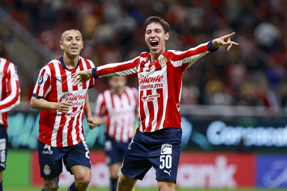 Cáceres own goal gives Chivas victory over América in Round of 16 first leg