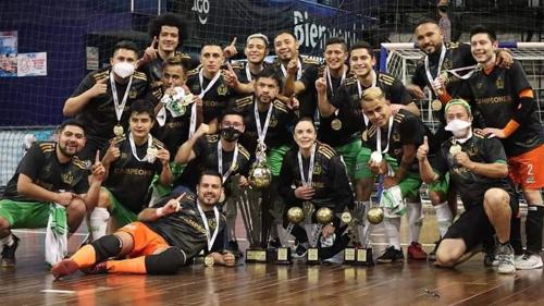 María Fernanda Rossell al centro junto a sus jugadores y el trofeo